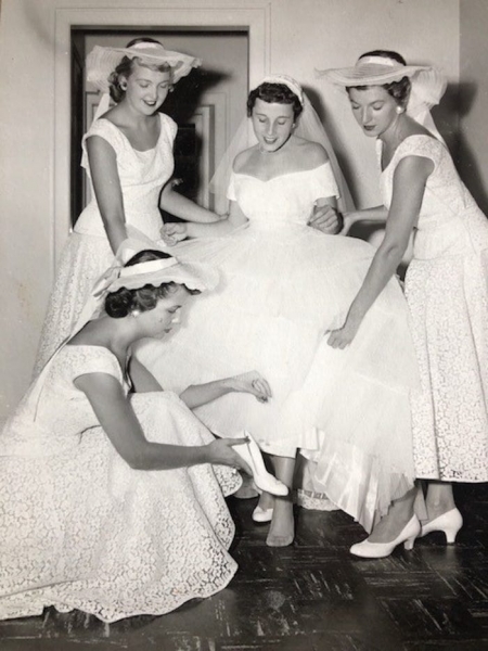 3 поколения невест носили одно и то же свадебное платье 1955 года
