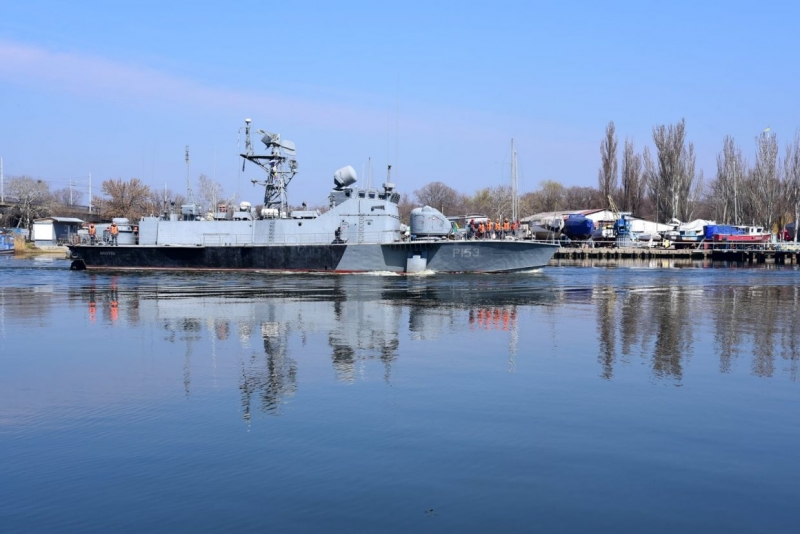 Два кораблі ВМС України зайшли на ремонт в Миколаїв (фото)