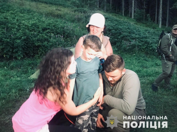 6-річного хлопчика, який загубився в горах на Прикарпатті, знайшли й передали батькам (ОНОВЛЕНО)