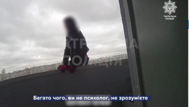 У Києві 17-річна дівчина ледь не зірвалася з балкона на 25 поверсі