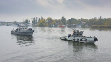 Артилерійський катер "Скадовськ" заходить в акваторію МСЗ для постановки на ремонт