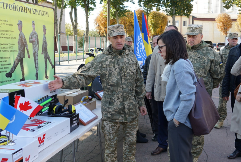 8-й Чернігівський центр Держспецтрансслужби відвідали іноземні партнери з Канади та Місії ООН