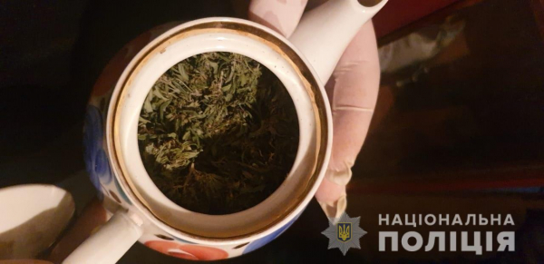 На Дніпропетровщині поліцейські затримали злочинну групу причетну до збуту метамфетаміну