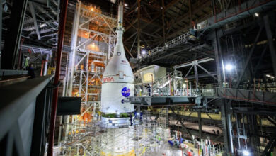 Космічний корабель "Оріон" встановлено поверх ракети носія всередині корпусу транспортного засобу в Космічному центрі імені Кеннеді 20 жовтня, завершивши збірку автомобіля для місії "Артеміда -1", яка зараз запланована не раніше лютого 2022 року. Фото: NASA /Френк Мішо