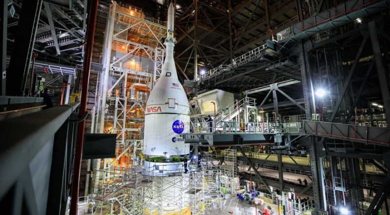 Космічний корабель "Оріон" встановлено поверх ракети носія всередині корпусу транспортного засобу в Космічному центрі імені Кеннеді 20 жовтня, завершивши збірку автомобіля для місії "Артеміда -1", яка зараз запланована не раніше лютого 2022 року. Фото: NASA /Френк Мішо