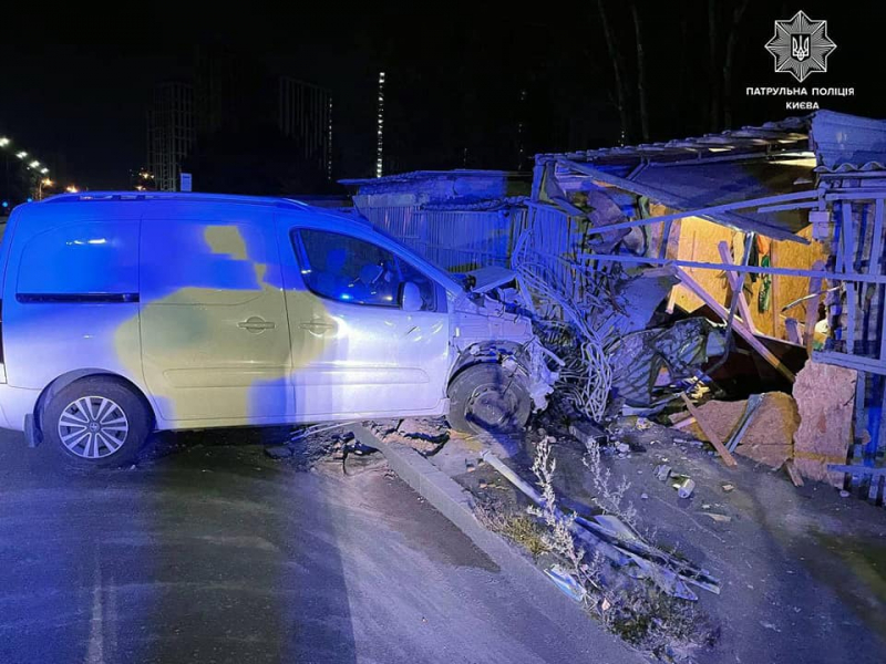 Патрульні Києва склали низку протоколів на водія напідпитку, який скоїв ДТП на автомобілі, який перебував у розшуку