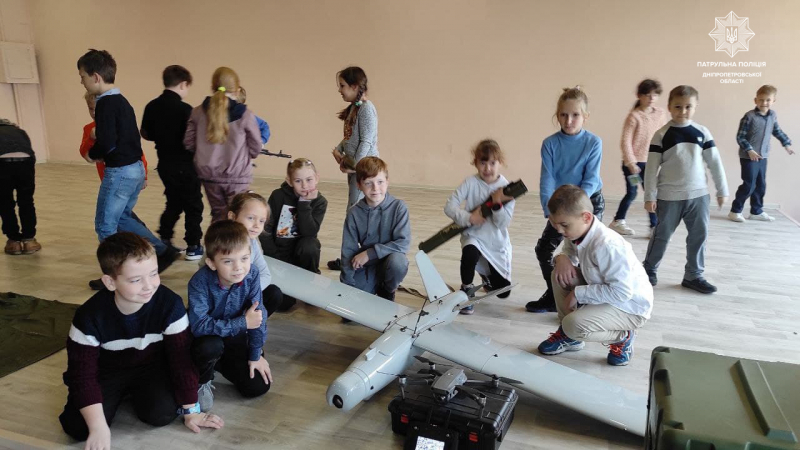 Побачити справжні безпілотні літальні апарати було неймовірно цікаво учням школи, що у Дніпрі.