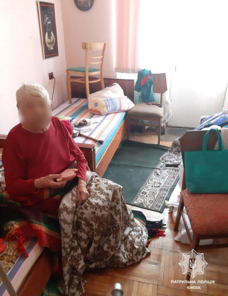 У Києві патрульні надали допомогу жінці, яка безпорадно лежала у своїй квартирі