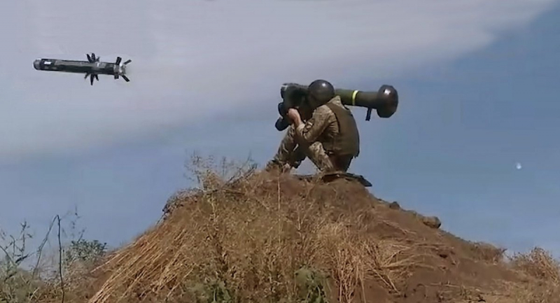 Пуск протитанкової ракети ПТРК Javelin з дальністю пуску до 4 км оператором ЗСУ. Фото: "Донбас Реалії"