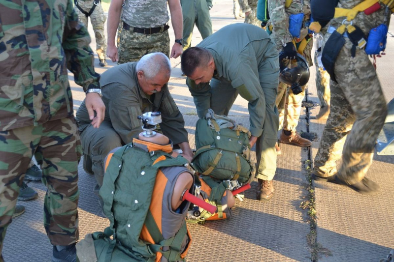 Випробування фахівцями ДНДІ рятувальних українських парашутних систем для гелікоптерів та транспортних літаків