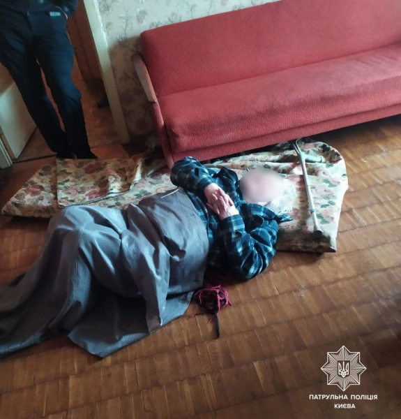 Завдяки небайдужим сусідам, патрульні Києва допомогли жінці, яка впала вдома та не могла самостійно підвестися
