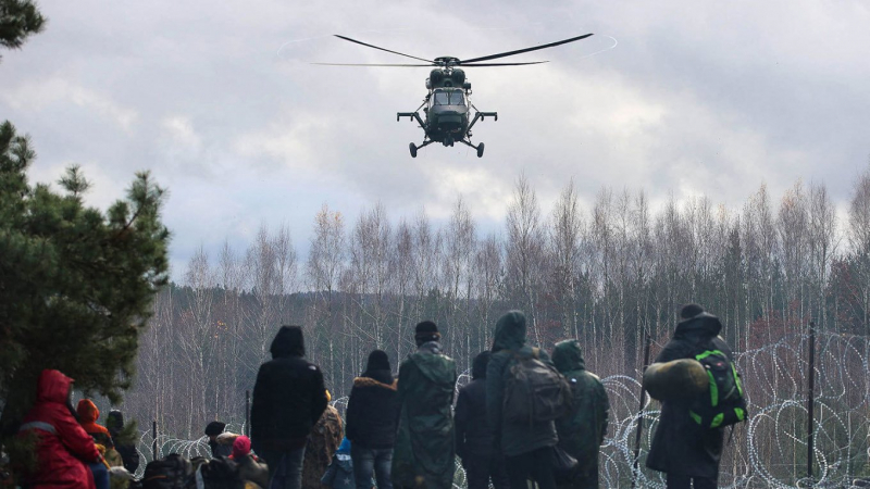 Польський гелікоптер відлякує нелегальних мігрантів