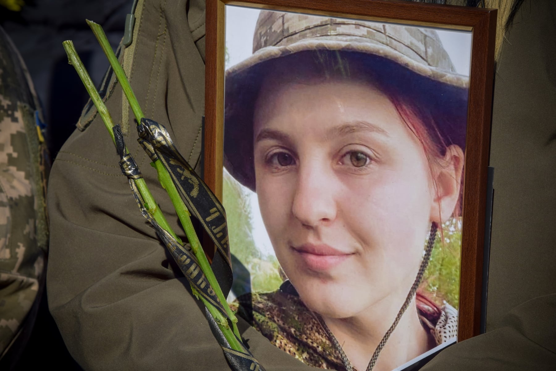24-річна дівчина з Херсонщини проходила службу в 57-й окремій мотопіхотній бригаді імені кошового отамана Костя Гордієнка. Вбита в зоні ООС кулею