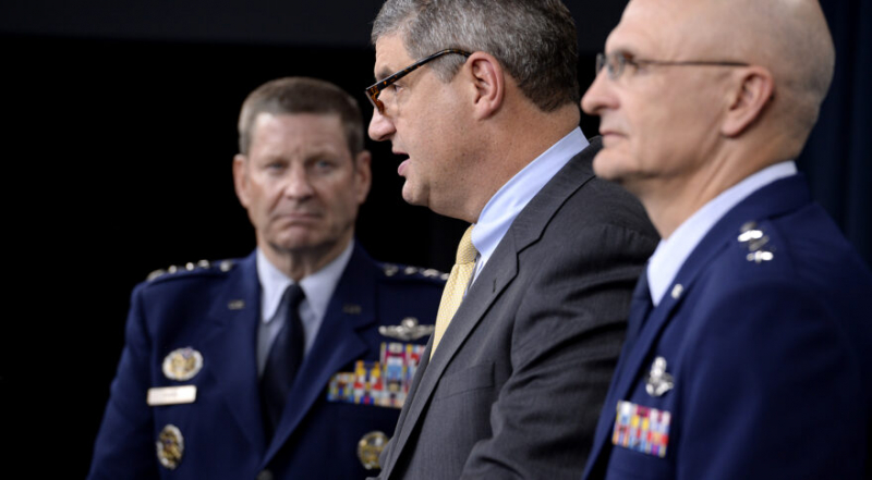 Вільям ЛаПланте (у центрі) дає свідчення на Капітолійському пагорбі в 2015 році, коли він служив помічником міністра ВПС з питань придбання.