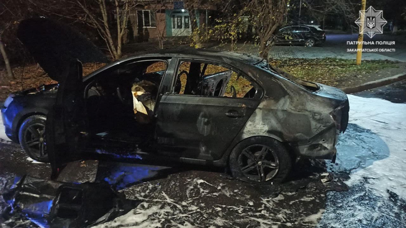Ужгородські патрульні затримали чоловіка, який, імовірно, підпалив автомобіль