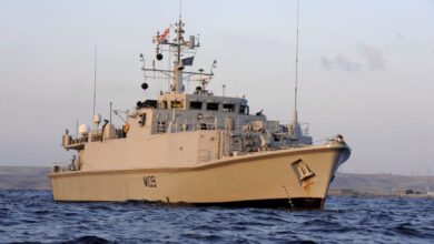 Мінний тральщик типу Sandownн HMS Bangor поблизу Тобрука, Лівія.
