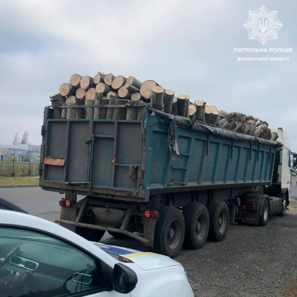 Волинські патрульні виявили, ймовірно, незаконне перевезення деревини
