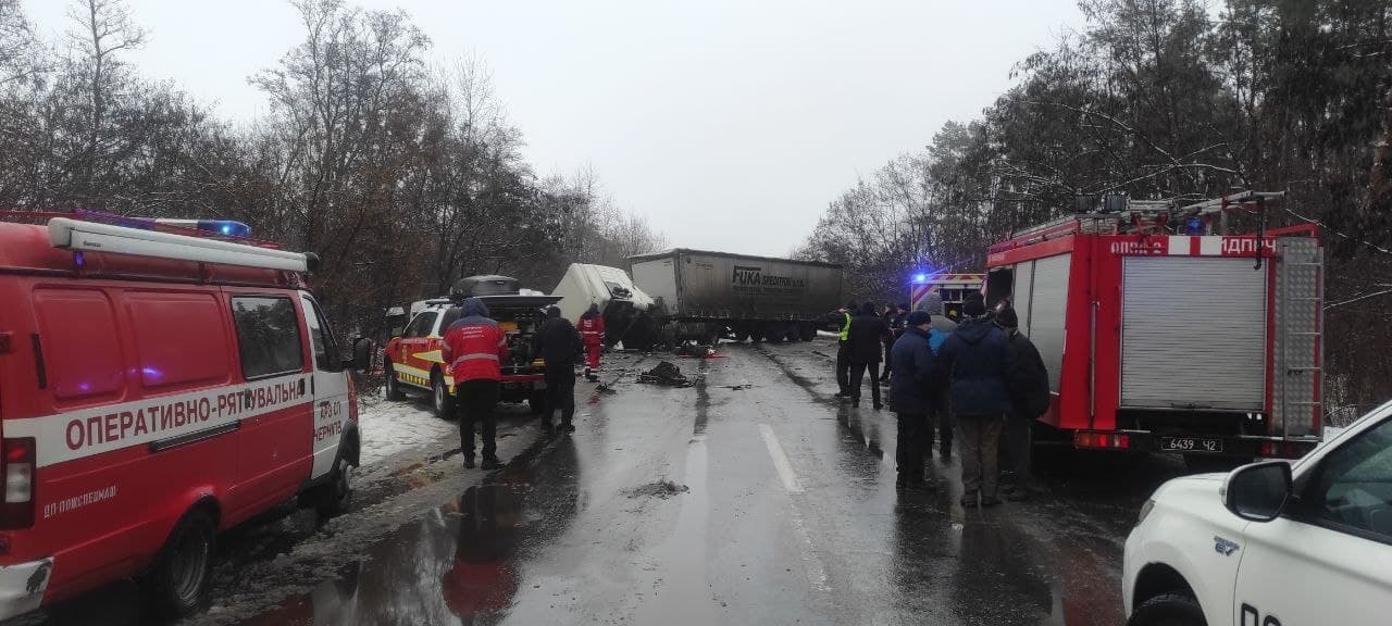 у ДТП в Чернігівській області загинуло 13-ро людей