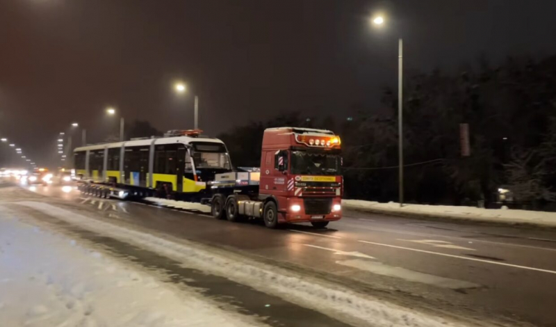 В Україні виготовили унікальний причіп для перевезення трамваїв (фото)