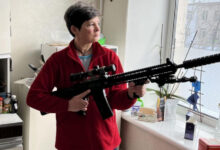 52-річна маркетолог із Києва Мар'яна Жагло готова зі зброєю в руках зустрічати ворожі війська росії