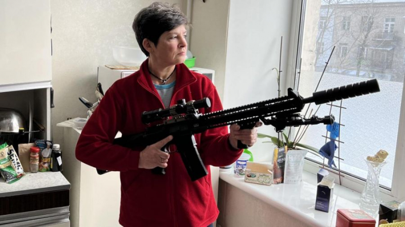 52-річна маркетолог із Києва Мар'яна Жагло готова зі зброєю в руках зустрічати ворожі війська росії