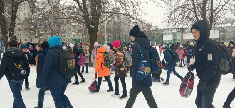  Украинские школы минируют второй день подряд: детей и педагогов эвакуируют. ВИДЕО 