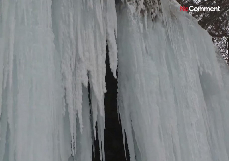  Замерзший водопад в Румынии удивил туристов. ВИДЕО 