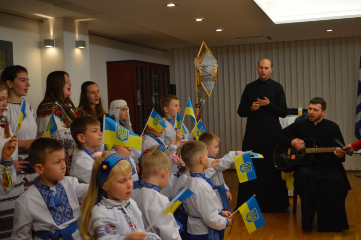 В Афінах діти та молодь української церковної спільноти Святого Миколая відвідали з колядою два посольства та Апостольську нунціатуру
