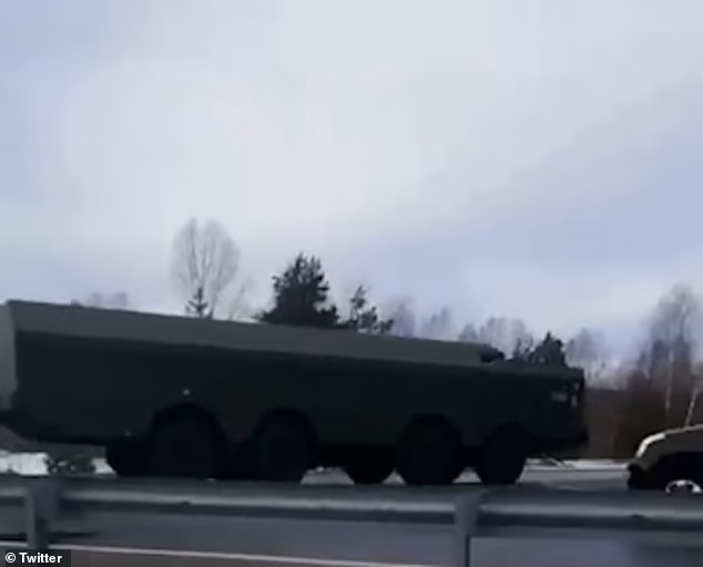На непідтвердженому відео, завантаженому вчора ввечері, видно, як дві російські берегові ракетні системи рухаються по дорозі з російської сторони кордону, що веде до Гельсінкі.