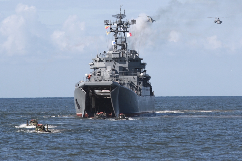 Рашистам не вистачило два місяці війни, щоб в окупованому Криму "замаскувати" свій десантний корабель (фото)