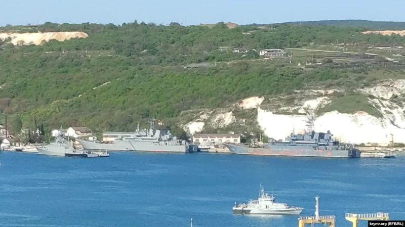 Рашистам не вистачило два місяці війни, щоб в окупованому Криму "замаскувати" свій десантний корабель (фото)