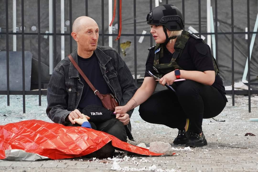 Жертви ранкового обстрілу Харкова перебували біля зупинки громадського транспорту - AP Photo/Andrii Marienko