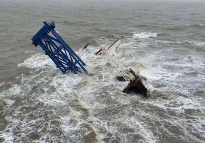 У Південно-Китайському морі тайфун потопив плавучий кран (фото)