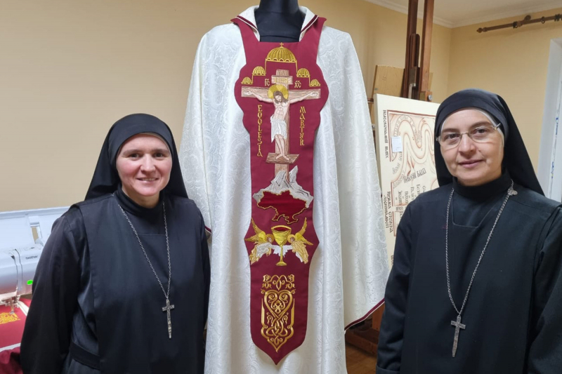Монашество УГКЦ подарувало Папі Франциcку ризи з розп’яттям Ісуса Христа і багатостраждальною Україною