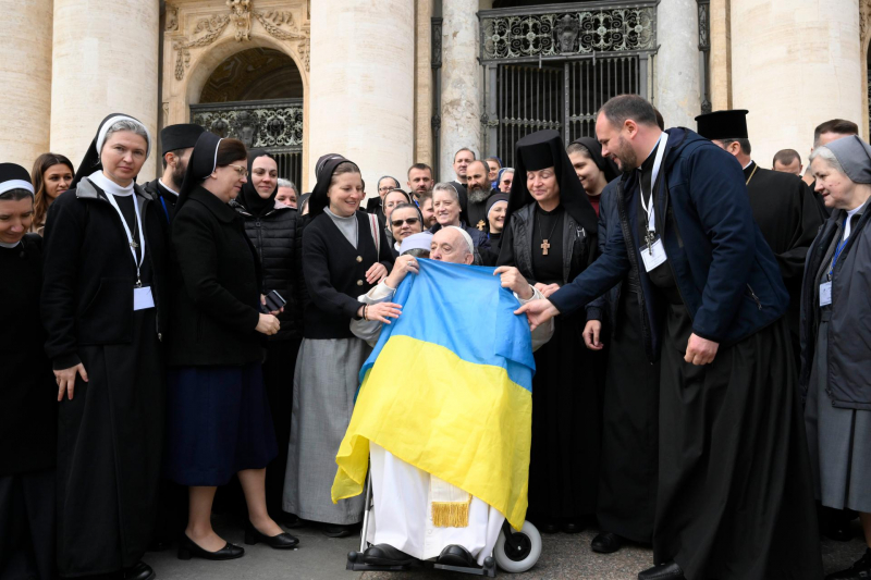 Монашество УГКЦ подарувало Папі Франциcку ризи з розп’яттям Ісуса Христа і багатостраждальною Україною