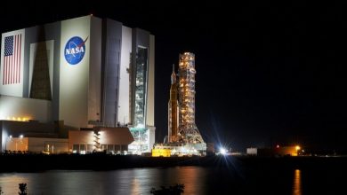 Ракета Space Launch System і космічний корабель Orion виходять із будівлі транспортного ангару, щоб відправитися до стартового комплексу 39B для запуску 14 листопада. Авторство зображення: Джордан Сірокі