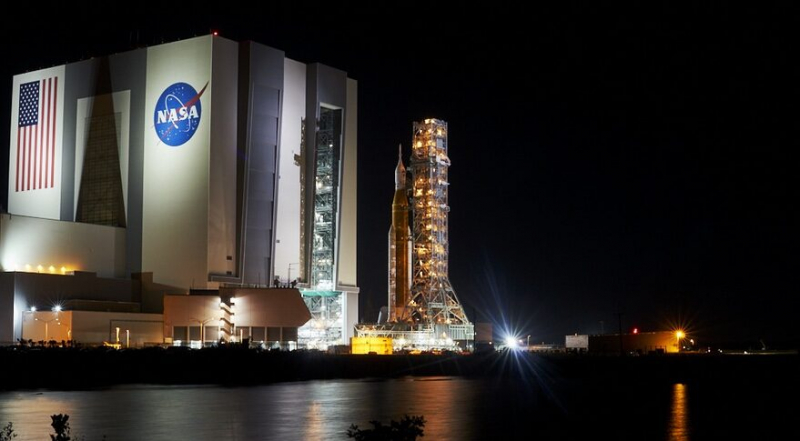Ракета Space Launch System і космічний корабель Orion виходять із будівлі транспортного ангару, щоб відправитися до стартового комплексу 39B для запуску 14 листопада. Авторство зображення: Джордан Сірокі