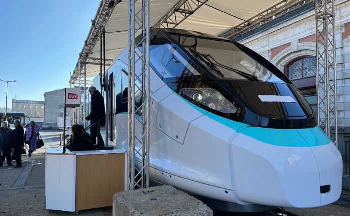 У Франції представили повнорозмірний макет поїзда Oxygene для міжміських перевезень (фото)