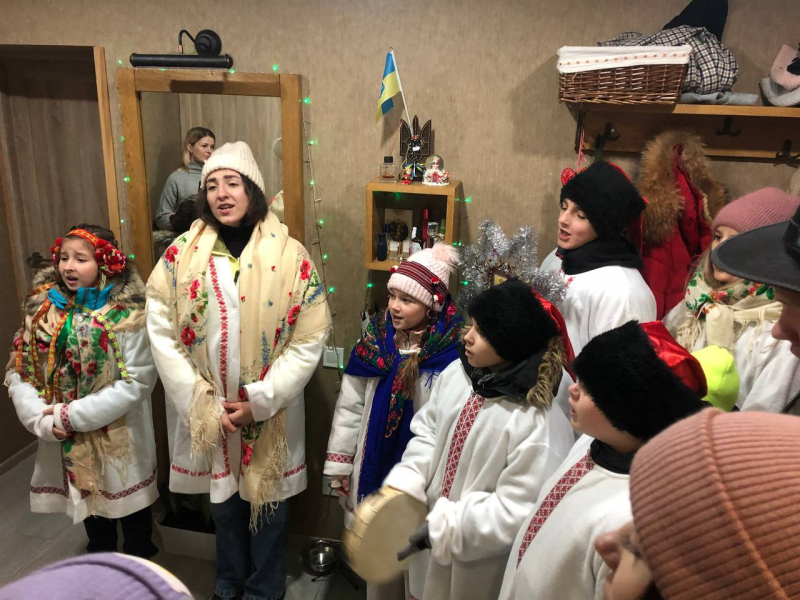 «Коляда об’єднує нас»: полтавські греко-католики відвідали домівки вірян із вертепом