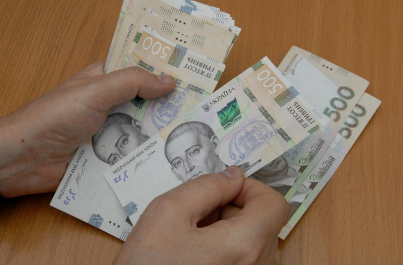  Некоторым украинцам втрое увеличили выплаты: кто и как может получить 