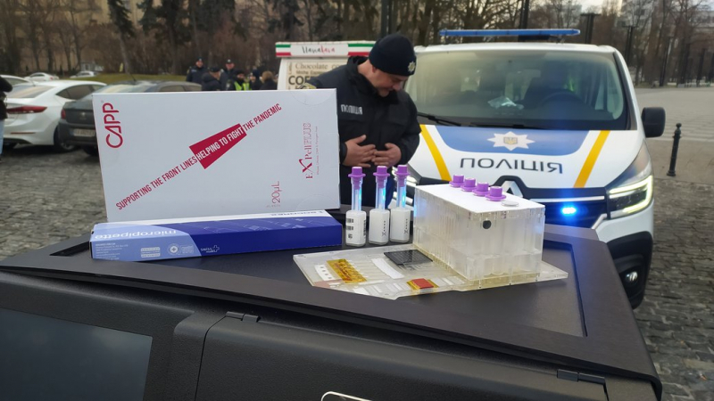 Поліціянтам Харківщини передали сучасні комплекси для ДНК-експертиз