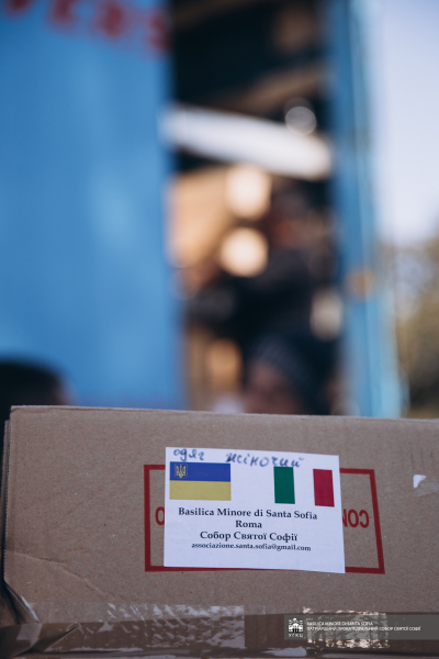 Бути поруч зі своїм народом: до України надіслали соту вантажівку допомоги