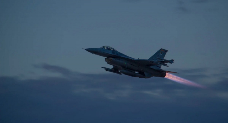 Зліт винищувача F-16, фото - U.S. Air Force