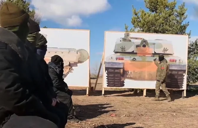 Російські окупанти вивчають "уразливі зони" на західних ОБТ типів Leopard 2A4 та Challenger 2, березень 2023 року, зображення з відкритих джерел