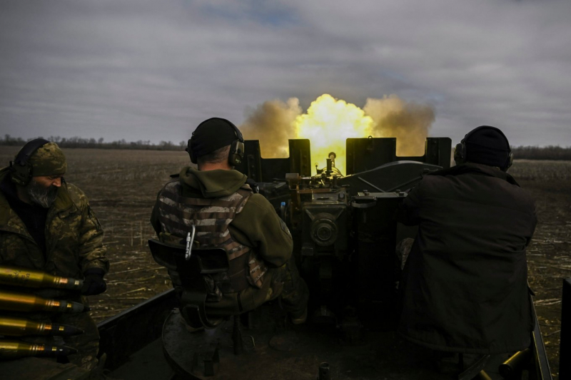 Бійці 67-ої омбр ДУК стріляють по росіянам біля Бахмуту із С-60, березень 2023 року, фото – прес-служба бригади