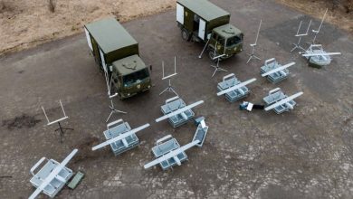 Безпілотники H10 Poseidon Mk II та машини управління на базі DAF Leyland українських військових. Фото: Петро Порошенко