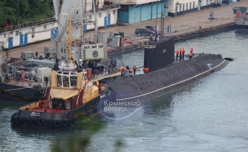 Окупанти намагаються вивести в море підводний човен "Алроса", фото - "Крымский ветер", дата публікації - 28 червня 2022 року
