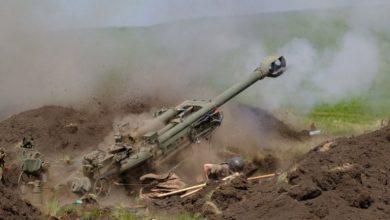 Бійці ЗСУ ведуть вогонь з гаубиці M777, фото ілюстративне