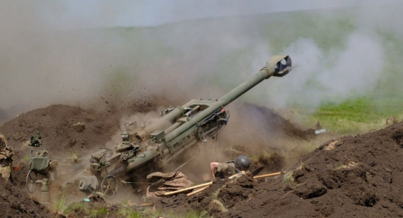 Бійці ЗСУ ведуть вогонь з гаубиці M777, фото ілюстративне