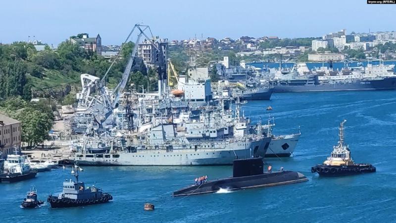 Рашисти буксирують субмарину "Алроса" назад на 13-ий судноремонтний завод в тимчасово окупованому Севастополі, фото – Крым. Реалии, дата публікації 22 травня 2022 року